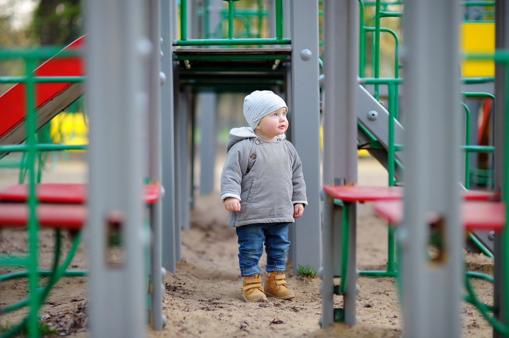 Lille dreng på legeplads